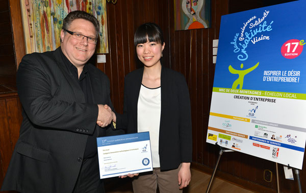 Sur cette photo, M. Mario Lamoureux reçoit le prix de Mme Laurin Liu députée fédéral et porte-parole adjoint en matière de sciences et technologie au Parlement du Canada.
