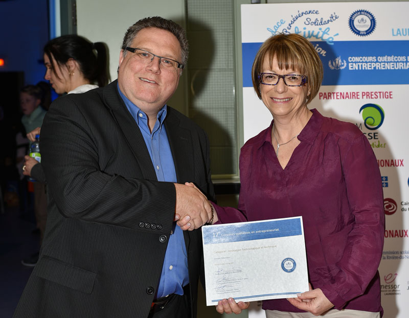 Sur cette photo, M. Mario Lamoureux reçoit le prix de Mme France Gamache, commissaire au développement économique.